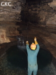 Jeté de corde pour franchir une vasque dans la grotte de Dadongpiandong - 大洞偏洞 - (Suiyang 绥阳, Zunyi Shi 遵义市, Guizhou 贵州省, Chine)