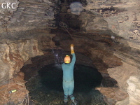 Jeté de corde pour franchir une vasque dans la grotte de Dadongpiandong - 大洞偏洞 - (Suiyang 绥阳, Zunyi Shi 遵义市, Guizhou 贵州省, Chine)