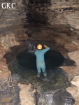 Jeté de corde pour franchir une vasque dans la grotte de Dadongpiandong - 大洞偏洞 - (Suiyang 绥阳, Zunyi Shi 遵义市, Guizhou 贵州省, Chine)