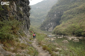 Le porche aval de la grotte-tunnel de Qilongdong 骑龙洞 (Xiantang 羡塘镇, Huishui 惠水, Guizhou 贵州省, Qiannan 黔南, Chine 中国).