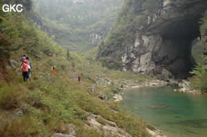 Le porche aval de la grotte-tunnel de Qilongdong 骑龙洞 (Xiantang 羡塘镇, Huishui 惠水, Guizhou 贵州省, Qiannan 黔南, Chine 中国).