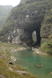 Le porche aval de la grotte-tunnel de Qilongdong 骑龙洞 (Xiantang 羡塘镇, Huishui 惠水, Guizhou 贵州省, Qiannan 黔南, Chine 中国).