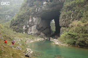 Le porche aval de la grotte-tunnel de Qilongdong 骑龙洞 (Xiantang 羡塘镇, Huishui 惠水, Guizhou 贵州省, Qiannan 黔南, Chine 中国).