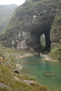 Le porche aval de la grotte-tunnel de Qilongdong 骑龙洞 (Xiantang 羡塘镇, Huishui 惠水, Guizhou 贵州省, Qiannan 黔南, Chine 中国).