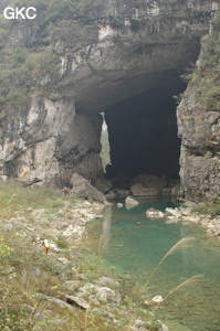 Le porche aval de la grotte-tunnel de Qilongdong 骑龙洞 (Xiantang 羡塘镇, Huishui 惠水, Guizhou 贵州省, Qiannan 黔南, Chine 中国).