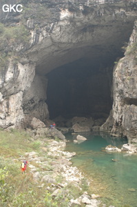 Le porche aval de la grotte-tunnel de Qilongdong 骑龙洞 (Xiantang 羡塘镇, Huishui 惠水, Guizhou 贵州省, Qiannan 黔南, Chine 中国).