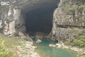 Le porche aval de la grotte-tunnel de Qilongdong 骑龙洞 (Xiantang 羡塘镇, Huishui 惠水, Guizhou 贵州省, Qiannan 黔南, Chine 中国).