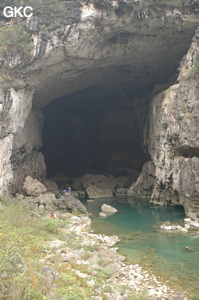 Le porche aval de la grotte-tunnel de Qilongdong 骑龙洞 (Xiantang 羡塘镇, Huishui 惠水, Guizhou 贵州省, Qiannan 黔南, Chine 中国).