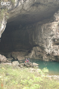 Le porche aval de la grotte-tunnel de Qilongdong 骑龙洞 (Xiantang 羡塘镇, Huishui 惠水, Guizhou 贵州省, Qiannan 黔南, Chine 中国).