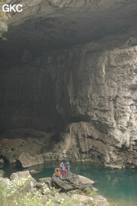 Le porche aval de la grotte-tunnel de Qilongdong 骑龙洞 (Xiantang 羡塘镇, Huishui 惠水, Guizhou 贵州省, Qiannan 黔南, Chine 中国).