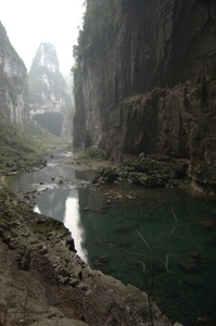 Le porche amont de la grotte de Qilongdong 骑龙洞 vu depuis la Grotte résurgence de Yanzidong 燕子洞 (Xiantang 羡塘镇, Huishui 惠水, Guizhou 贵州省, Qiannan 黔南, Chine 中国).