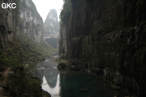 Le porche amont de la grotte de Qilongdong 骑龙洞 vu depuis la Grotte résurgence de Yanzidong 燕子洞 (Xiantang 羡塘镇, Huishui 惠水, Guizhou 贵州省, Qiannan 黔南, Chine 中国).