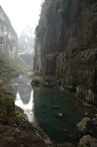 Le porche amont de la grotte de Qilongdong 骑龙洞 vu depuis la Grotte résurgence de Yanzidong 燕子洞 (Xiantang 羡塘镇, Huishui 惠水, Guizhou 贵州省, Qiannan 黔南, Chine 中国).