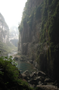 Le porche amont de la grotte de Qilongdong 骑龙洞 vu depuis la Grotte résurgence de Yanzidong 燕子洞 (Xiantang 羡塘镇, Huishui 惠水, Guizhou 贵州省, Qiannan 黔南, Chine 中国).