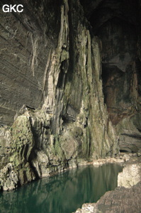 Miroir de faille et concrétions en rive droite de la rivière Bailanghe, Grotte résurgence de Yanzidong 燕子洞 (Xiantang 羡塘镇, Huishui 惠水, Guizhou 贵州省, Qiannan 黔南, Chine 中国).