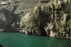 Miroir de faille et concrétions en rive droite de la rivière Bailanghe, Grotte résurgence de Yanzidong 燕子洞 (Xiantang 羡塘镇, Huishui 惠水, Guizhou 贵州省, Qiannan 黔南, Chine 中国).