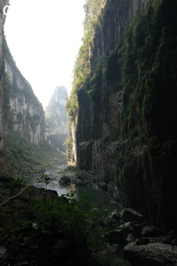 Le porche amont de la grotte-tunnel de Qilongdong 骑龙洞, vu de la résurgence de Yanzidong 燕子洞 (Xiantang 羡塘镇, Huishui 惠水, Guizhou 贵州省, Qiannan 黔南, Chine 中国).