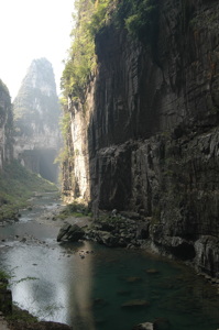 Le porche amont de la grotte-tunnel de Qilongdong 骑龙洞, vu de la résurgence de Yanzidong 燕子洞 (Xiantang 羡塘镇, Huishui 惠水, Guizhou 贵州省, Qiannan 黔南, Chine 中国).