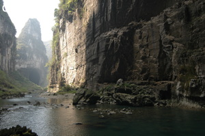 Le porche amont de la grotte-tunnel de Qilongdong 骑龙洞, vu de la résurgence de Yanzidong 燕子洞 (Xiantang 羡塘镇, Huishui 惠水, Guizhou 贵州省, Qiannan 黔南, Chine 中国).