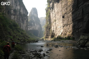 Le porche amont de la grotte-tunnel de Qilongdong 骑龙洞, vu de la résurgence de Yanzidong 燕子洞 (Xiantang 羡塘镇, Huishui 惠水, Guizhou 贵州省, Qiannan 黔南, Chine 中国).