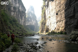 Le porche amont de la grotte-tunnel de Qilongdong 骑龙洞, vu de la résurgence de Yanzidong 燕子洞 (Xiantang 羡塘镇, Huishui 惠水, Guizhou 贵州省, Qiannan 黔南, Chine 中国).