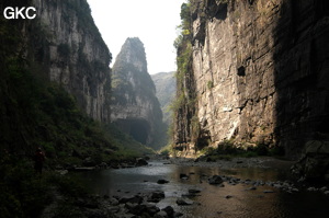 Le porche amont de la grotte-tunnel de Qilongdong 骑龙洞, vu de la résurgence de Yanzidong 燕子洞 (Xiantang 羡塘镇, Huishui 惠水, Guizhou 贵州省, Qiannan 黔南, Chine 中国).