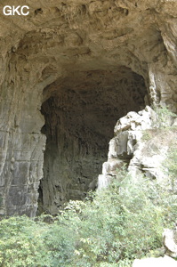 L'entrée sud-est de la grotte tunnel de Fuxidong  伏屣洞 (Xiantang 羡塘镇, Huishui 惠水, Guizhou 贵州省, Qiannan 黔南, Chine 中国).