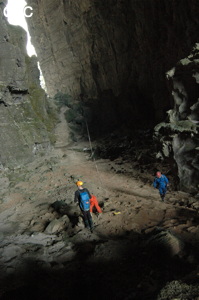 Topographie au décamètre dans la grotte tunnel de Fuxidong  伏屣洞 (Xiantang 羡塘镇, Huishui 惠水, Guizhou 贵州省, Qiannan 黔南, Chine 中国).