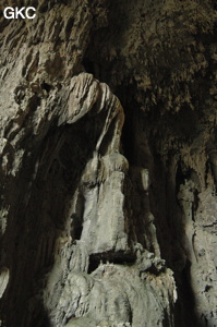 Vieilles concrétions dans la grotte tunnel de Fuxidong  伏屣洞 (Xiantang 羡塘镇, Huishui 惠水, Guizhou 贵州省, Qiannan 黔南, Chine 中国).