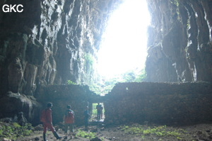 Un puissant mur de fortification barre la galerie de la grotte tunnel de Fuxidong  伏屣洞 (Xiantang, Huishui 惠水, Qiannan, Guizhou)