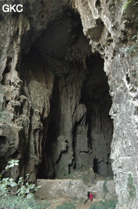 Un puissant mur de fortification barre la galerie de la grotte tunnel de Fuxidong  伏屣洞 (Xiantang, Huishui 惠水, Qiannan, Guizhou)