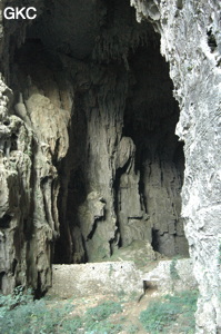 Puissant mur de fortification dans l'entrée nord-ouest de la Grotte tunnel de Fuxidong  伏屣洞 (Xiantang 羡塘镇, Huishui 惠水, Guizhou 贵州省, Qiannan 黔南, Chine 中国).