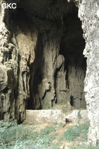 Puissant mur de fortification dans l'entrée nord-ouest de la Grotte tunnel de Fuxidong  伏屣洞 (Xiantang 羡塘镇, Huishui 惠水, Guizhou 贵州省, Qiannan 黔南, Chine 中国).