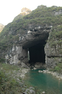 Le porche aval de la grotte-tunnel de Qilongdong 骑龙洞 (Xiantang 羡塘镇, Huishui 惠水, Guizhou 贵州省, Qiannan 黔南, Chine 中国).