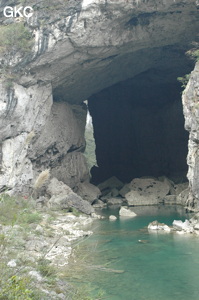 Le porche aval de la grotte-tunnel de Qilongdong 骑龙洞 (Xiantang 羡塘镇, Huishui 惠水, Guizhou 贵州省, Qiannan 黔南, Chine 中国).