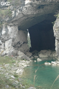 Le porche aval de la grotte-tunnel de Qilongdong 骑龙洞 (Xiantang 羡塘镇, Huishui 惠水, Guizhou 贵州省, Qiannan 黔南, Chine 中国).