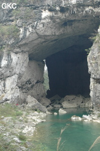 Le porche aval de la grotte-tunnel de Qilongdong 骑龙洞 (Xiantang 羡塘镇, Huishui 惠水, Guizhou 贵州省, Qiannan 黔南, Chine 中国).