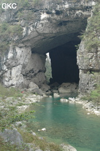 Le porche aval de la grotte-tunnel de Qilongdong 骑龙洞 (Xiantang 羡塘镇, Huishui 惠水, Guizhou 贵州省, Qiannan 黔南, Chine 中国).