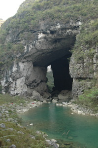 Le porche aval de la grotte-tunnel de Qilongdong 骑龙洞 (Xiantang 羡塘镇, Huishui 惠水, Guizhou 贵州省, Qiannan 黔南, Chine 中国).