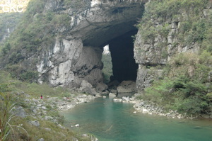 Le porche aval de la grotte-tunnel de Qilongdong 骑龙洞 (Xiantang 羡塘镇, Huishui 惠水, Guizhou 贵州省, Qiannan 黔南, Chine 中国).