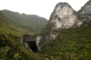 Le porche d'entrée de la grotte-perte de Wengdaxiadong 翁达下洞 (Xiantang 羡塘镇, Huishui 惠水, Guizhou 贵州省, Qiannan 黔南, Chine 中国).