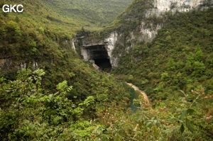 Le porche d'entrée de la grotte-perte de Wengdaxiadong 翁达下洞 (Xiantang 羡塘镇, Huishui 惠水, Guizhou 贵州省, Qiannan 黔南, Chine 中国).