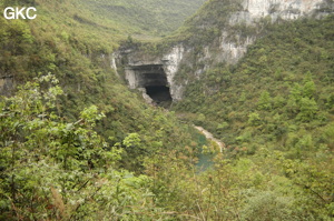 Le porche d'entrée de la grotte-perte de Wengdaxiadong 翁达下洞 (Xiantang 羡塘镇, Huishui 惠水, Guizhou 贵州省, Qiannan 黔南, Chine 中国).