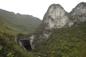 Le porche d'entrée de la grotte-perte de Wengdaxiadong 翁达下洞 (Xiantang 羡塘镇, Huishui 惠水, Guizhou 贵州省, Qiannan 黔南, Chine 中国).