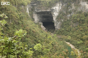 Le porche d'entrée de la grotte-perte de Wengdaxiadong 翁达下洞 (Xiantang 羡塘镇, Huishui 惠水, Guizhou 贵州省, Qiannan 黔南, Chine 中国).