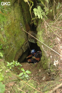 Li Ming Song au puits d'entrée de la grotte de Meidongwan 煤洞湾 (réseau de Mawangdong 麻王洞. (Fuyuan, Zheng'an, Zunyi, Guizhou)