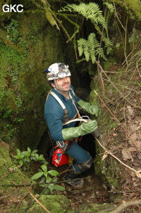 Carlos Placido au puits d'entrée de la grotte de Meidongwan 煤洞湾 (réseau de Mawangdong 麻王洞. (Fuyuan, Zheng'an, Zunyi, Guizhou)