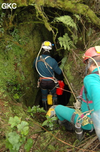 Carlos Placido ( à gauche) et Jean Luc Moudoud au puits d'entrée de la grotte de Meidongwan 煤洞湾 (réseau de Mawangdong 麻王洞. (Fuyuan, Zheng'an, Zunyi, Guizhou)