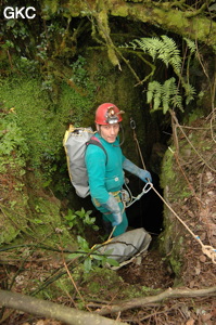 Jean Luc Moudoud au puits d'entrée de la grotte de Meidongwan 煤洞湾 (réseau de Mawangdong 麻王洞. (Fuyuan, Zheng'an, Zunyi, Guizhou)