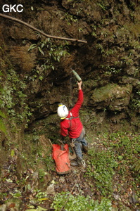 Equipement du puits d'entrée de la grotte de  Xiangshuidong 响水洞 (Fuyan 桴焉, Zheng'an 正安, Zunyi Shi 遵义市, Guizhou 贵州省, Chine)